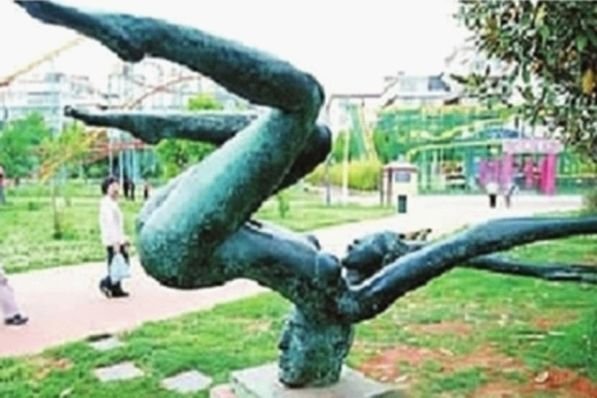 第四名:昆明大觀園“裸女”雕塑